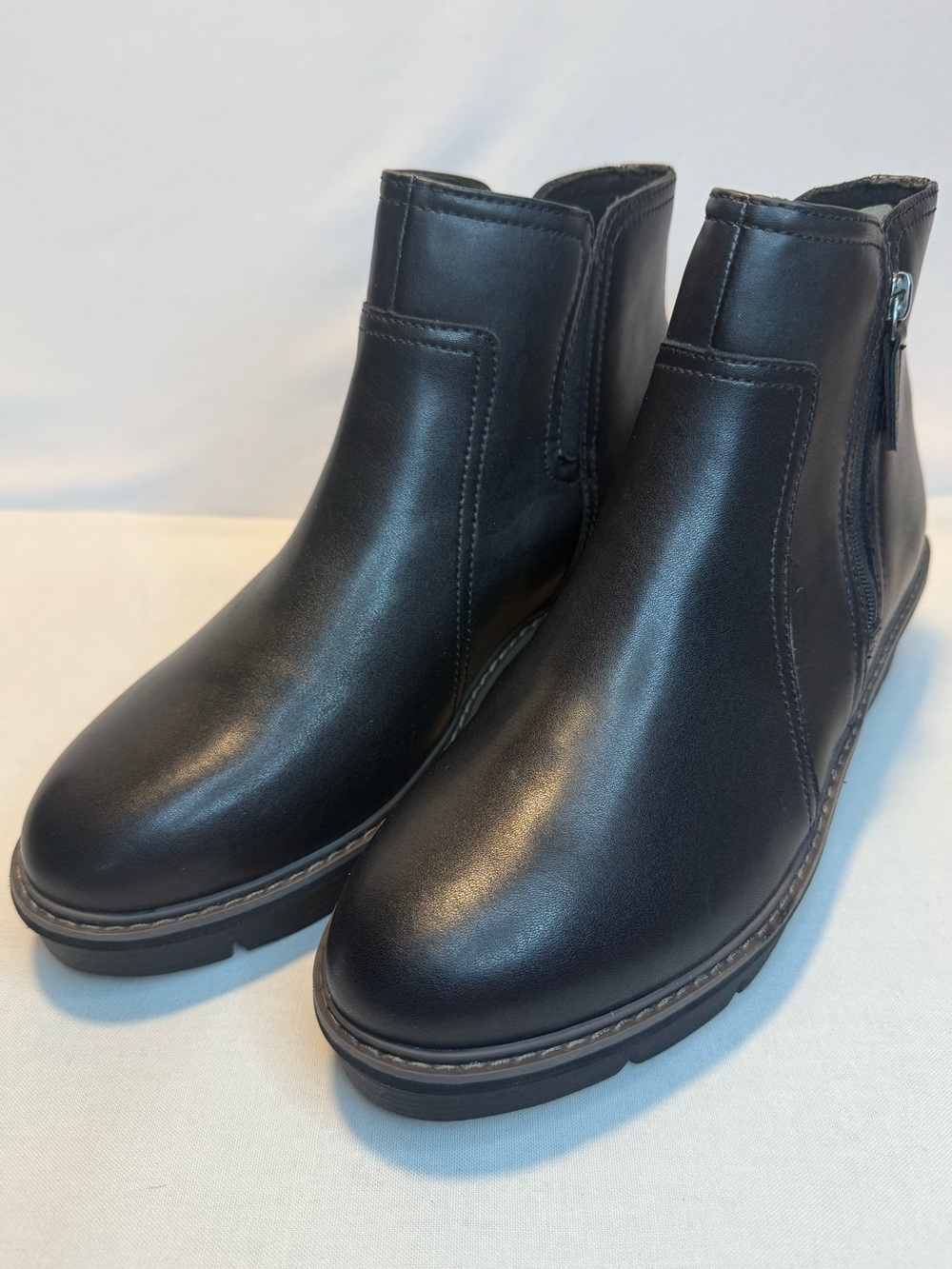 Clark’s Women Airabell Zip Black Leather Ankle Boots. Size 10 No Box
